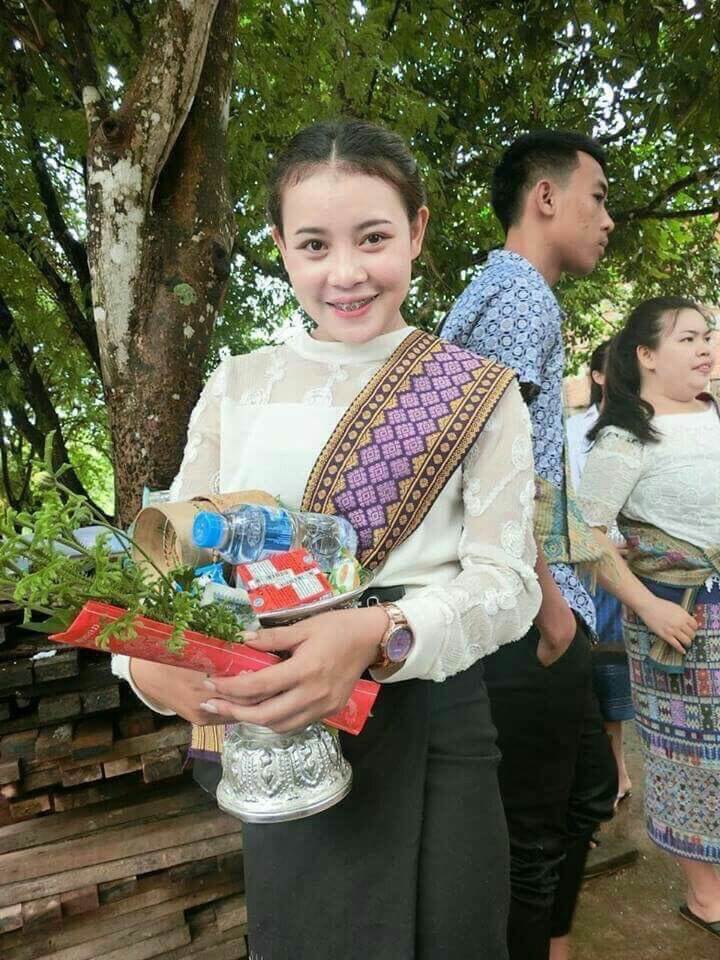 สาวชุดไทยนั่งแหวกหี1