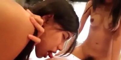 คลิปโป๊สาวไทย สองสาวเงี่ยนโดนเอาในบ้าน โดนเอาควยเสียบหีกระเด้าหีเสียวสุด ๆ ฟิน ๆ